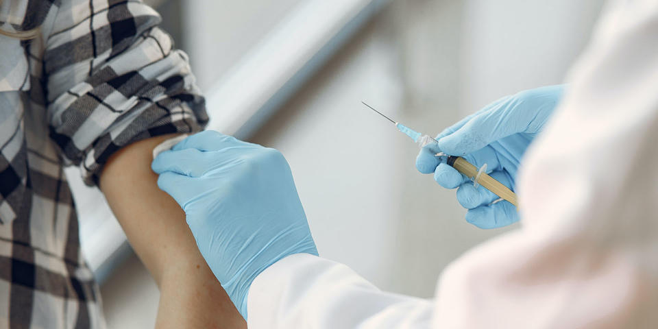 Vaccination prioritaire&nbsp;: quelles sont les modalités d’accès&nbsp;?